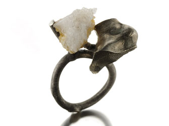 Νέες δημιουργοί σχεδιάζουν κοσμήματα στο Μουσείο Λαλαούνη