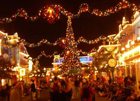 Τρεις κεντρικοί δρόμοι της Αθήνας «χορεύουν» σε ρυθμούς Χριστουγέννων