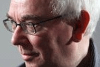 Ο Τέρενς Ντέϊβις αναζητά το χαμένο χρόνο στο «Παρασκήνιο» στις 19.00 στην ΕΤ1