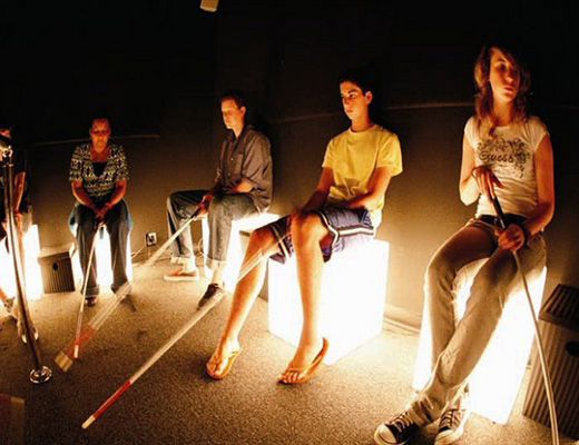 Dialogue in the Dark: δείτε τον κόσμο με «άλλα» μάτια