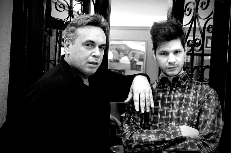 «Στο ίδιο βαγόνι»: Ακούστε το καινούριο τραγούδι του Μανώλη Λιδάκη