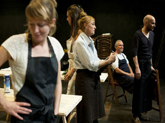 Βρίζοντας το κοινό από τους De Koe