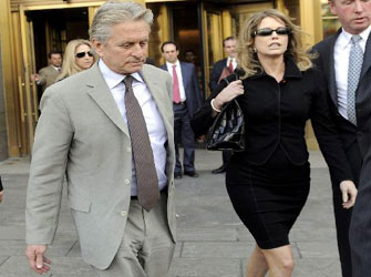 Η πρώην Κυρία Ντάγκλας Ζητά Μερίδιο από τον Σύζυγό της για την Ταινία «Wall Street»