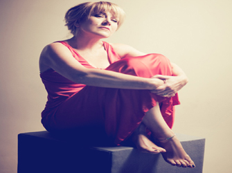 Η Έλλη Πασπαλά εύχεται χρόνια πολλά στην Joni Mitchell!