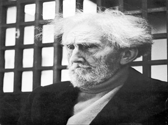 Ο Έζρα Πάουντ στο κέντρο της Αθήνας