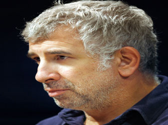 «Υπηρέτης για δύο αφεντικά» ο Πέτρος Φιλιππίδης