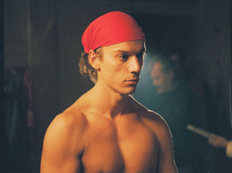 Η μεταμόρφωση του Γιώργου Νανούρη στο «Γαλάζιο Φόρεμα»