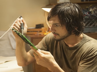 Άστον Κούτσερ: υποδυόμενος τον Στιβ Τζομπς