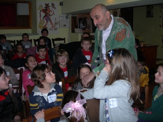 Το τρελό καρναβάλι του Καραγκιόζη στην Πλάκα!