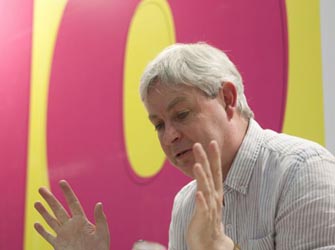 Τζόναθαν Κόου: Γράφω για να καταλάβω αλλά και να ξεφύγω από τον εαυτό μου