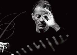 «Μάνα μου Ελλάς»: Η μουσική πορεία του Σταύρου Ξαρχάκου στο Ηρώδειο