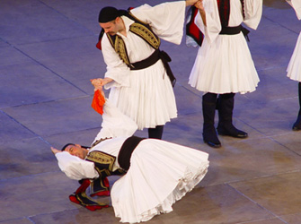 Το Λύκειον των Ελληνίδων σέρνει το χορό…