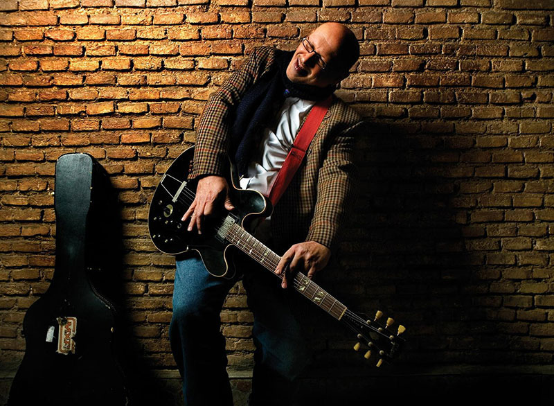 O Λάκης Παπαδόπουλος παίζει «Παιχνίδια Αγάπης» στο Half Note