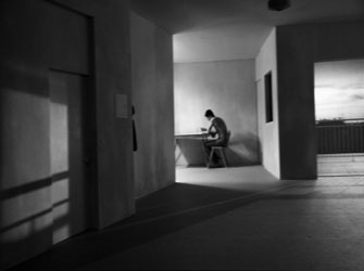 «Μέσα» η νέα 6ωρη παράσταση του Δ. Παπαϊωάννου