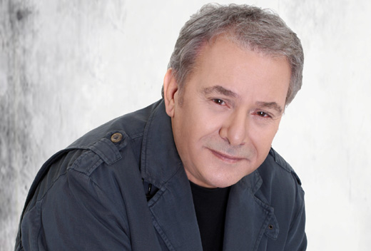 Ο Μανώλης Μητσιάς ερμηνεύει τα «Απαγορευμένα Τραγούδια» – Προσκλήσεις