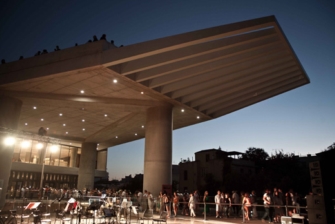 Αυγουστιάτικη Πανσέληνος από το Μουσείο Ακρόπολης