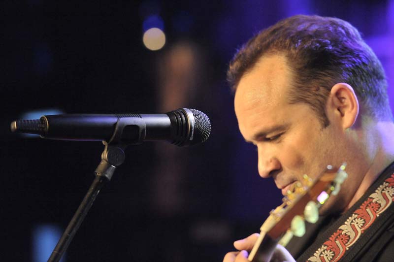 Ο Κώστας Μακεδόνας στη σκηνή του «Ρυθμός Stage»