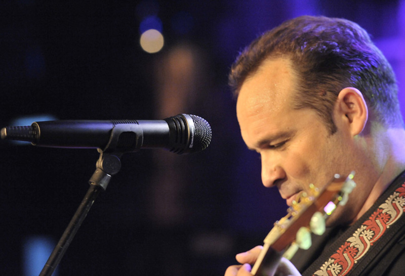 «Χωρίς εσένα» μάς τραγουδά ο Kώστας Μακεδόνας