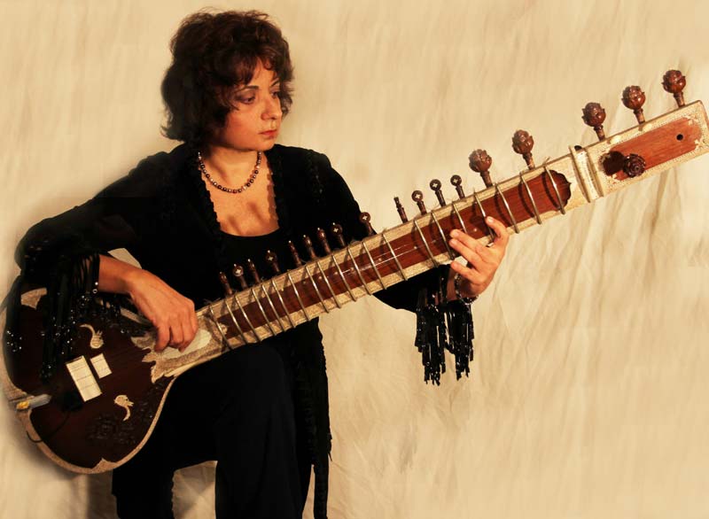 Η διεθνούς φήμης μουσικοσυνθέτρια Nana Simopoulos επιστρέφει στην Ελλάδα και μιλά στο in.gr