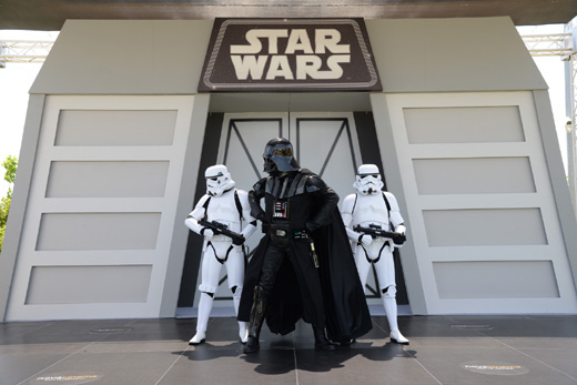 6.000 θεατές έσπευσαν να φωτογραφηθούν με τον Darth Vader