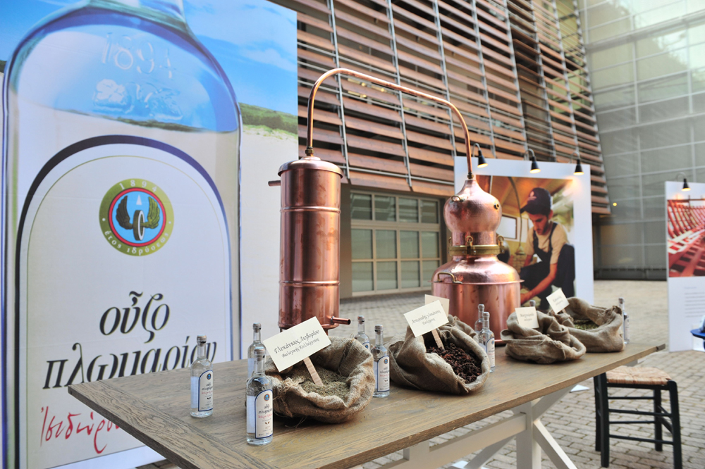 Ούζου Πλωμαρίου Ισιδώρου Αρβανίτου – Παρουσίαση λευκώματος «Ούζο: Εικόνες εξ αποστάξεως»