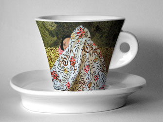 Έλληνες εικαστικοί φιλοτεχνούν αντικείμενα καθημερινής χρήσης