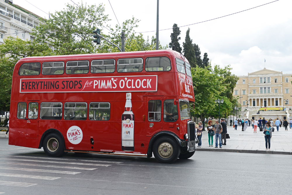 Πάρε μέρος στη γιγάντια σπείρα φιλίας που σηματοδοτεί την έναρξη των διαδρομών του PIMM’s O’Clock Bus