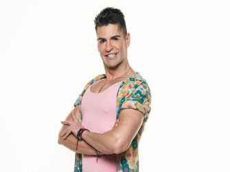 Παναγιώτης Πετράκης: «η μεγαλύτερη δυσκολία του ρόλου μου ήταν να ισορροπήσω πάνω σε ψηλά τακούνια!»