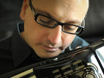 «Η σιωπή ακόμη καίει τον πρωινό ήλιο»