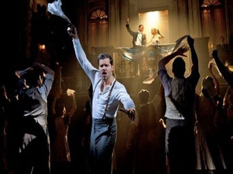 O Ρίκι Μάρτιν ως Τσε στη σκηνή του Broadway