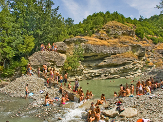 To ξέφρενο River Party στον Αλιάκμονα ξεκινάει με Toni Sfino