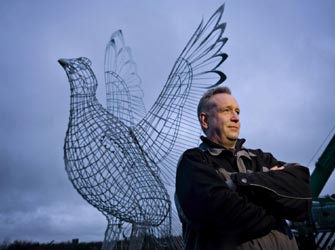 Μια πέρδικα πετάει πάνω από τα Highlands της Σκωτίας