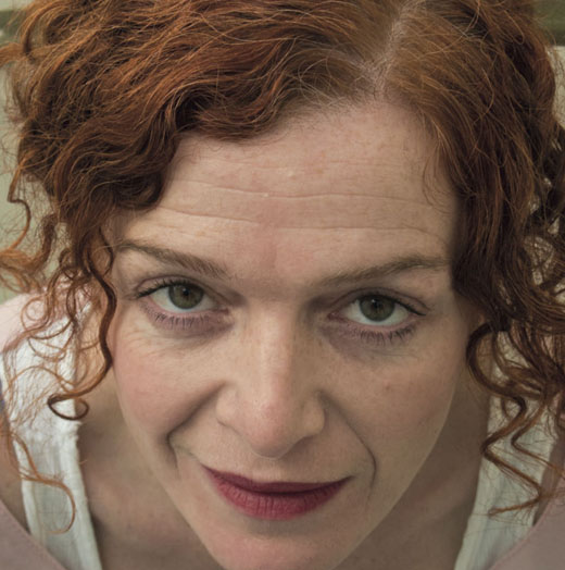 Δ. Σιδηροπούλου: «Έχουμε παγώσει τα συναισθήματα μας. Είναι άμυνα επιβίωσης μέσα σε έναν κόσμο αριθμών»