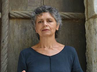 Η Αγνή Στρουμπούλη αφηγείται «Το Δαφνοκούκουτσο» στην αυλή του «Ακαδήμεια»