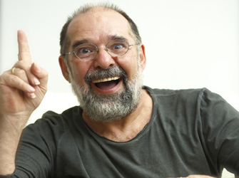 Συνέντευξη με τον Θέμη Ανδρεάδη: «Πιστεύω πως μόνο οι σοβαροί έχουν χιούμορ»