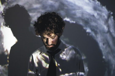 Theodore και «It Is Βut It’s Not» στον κήπο του Μεγάρου