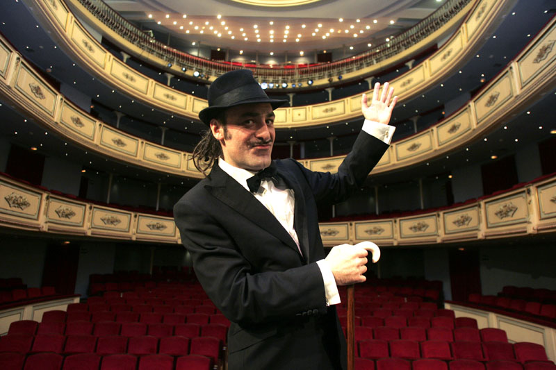 Tonino Carotone: «Η Μεσόγειος πολεμάει ακόμα κατά των πειρατών, των βαρβάρων και των Βαυαρών»