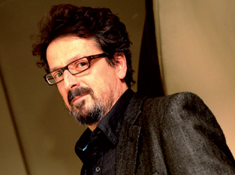 Ο Νίκος Θρασυβούλου συνομιλεί με τον συγγραφέα Κώστα Ακρίβο