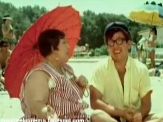 Ο Κώστας Βουτσάς με την κινηματογραφική μητέρα του Μαίρη Μεταξά σε σκηνή από την ταινία «Νύχτα Γάμου» (1967)