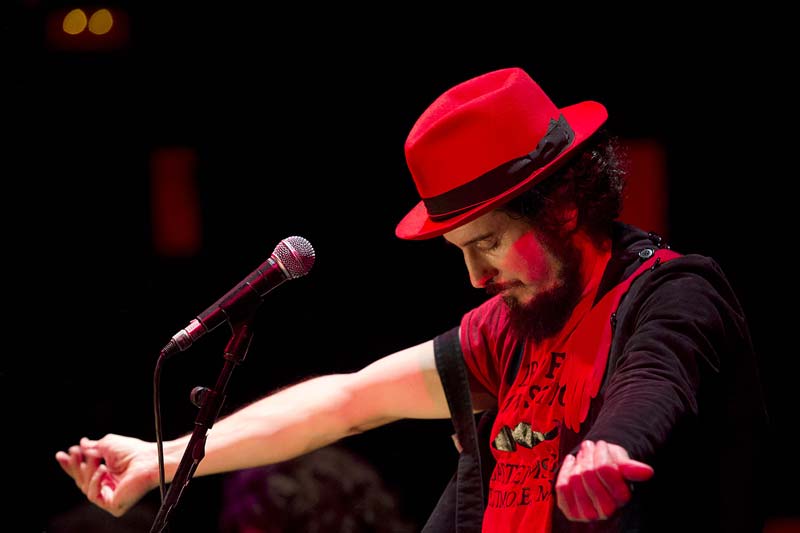 O ιταλός μουσικός Vinicio Capossela στο Γυάλινο Μουσικό Θέατρο