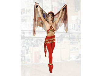 Η Sonia Amelio παίζει καστανιέτες και χορεύει