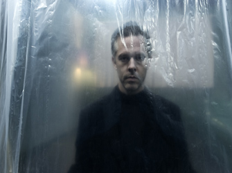 Ένας διαφορετικός «Άμλετ» από τον Χουβαρδά που καθηλώνει – Παράταση για πέντε παραστάσεις