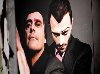 Φίλοι και συμφοιτητές του Άμλετ ανεβαίνουν στη σκηνή