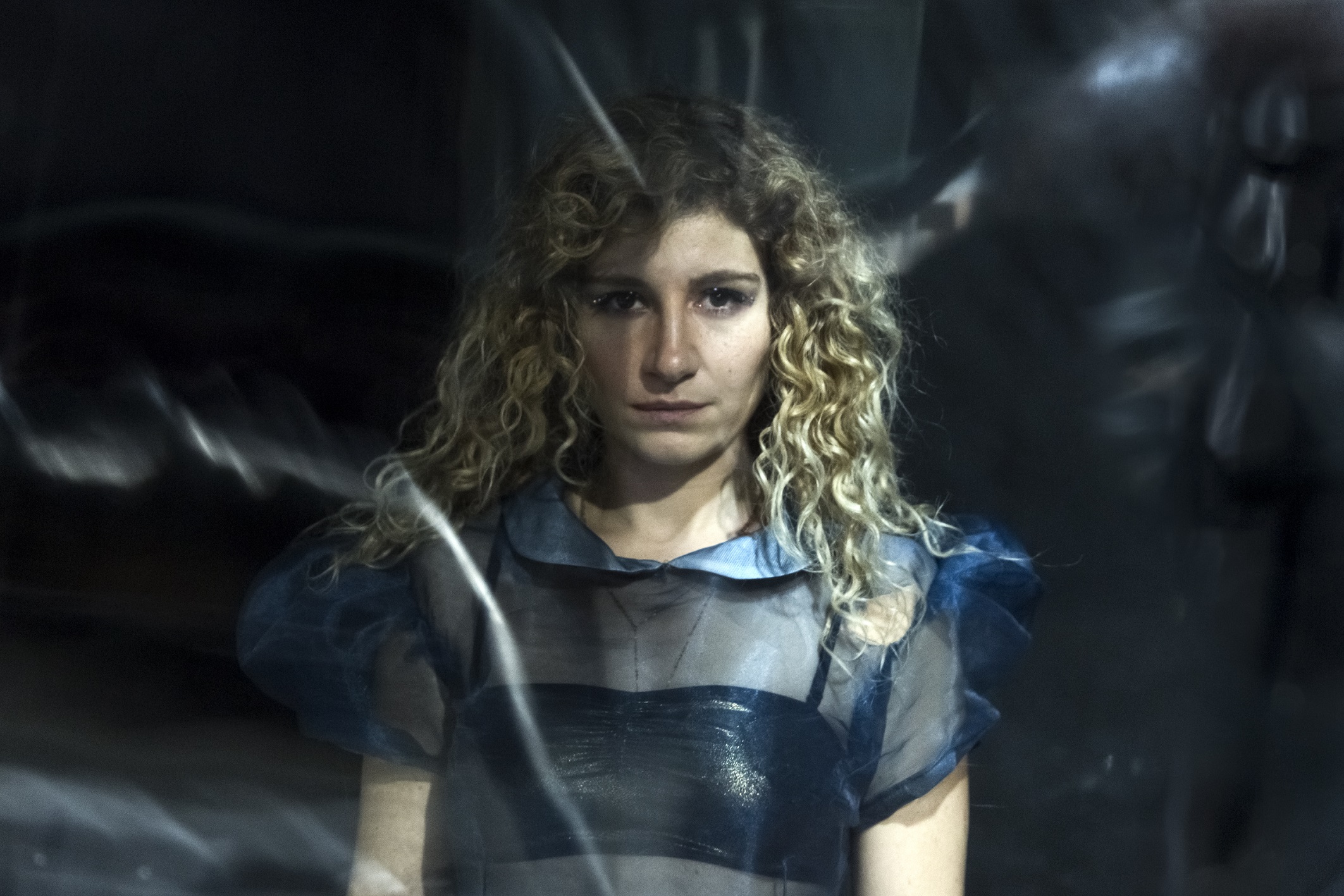 O «Άμλετ» μέσα από τη σύγχρονη ματιά του Γιάννη Χουβαρδά – Πλάνα από την παράσταση