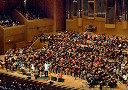 200 κιθαρίστες παίζουν για τα 20 χρόνια της «Μέριμνας» και για ιερό σκοπό