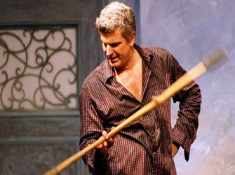 Η αθάνατη κωμωδία «Caveman» ανά την Ελλάδα με τον Βλαδίμηρο Κυριακίδη