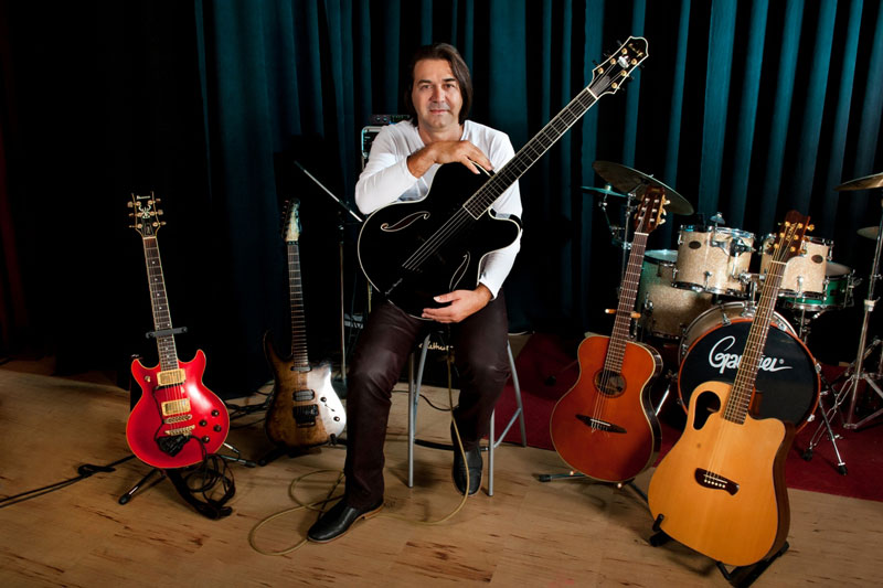 Ο λυρικός κιθαρίστας Λευτέρης Χριστοφής στο Half Note