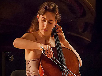 Η 22χρονη τσελίστα Χριστίνα Μπαζίλη για μια συναυλία στο Μέγαρο