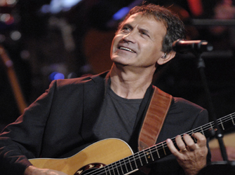 Ο Γιώργος Νταλάρας τραγουδάει Σταύρο Κουγιουμτζή