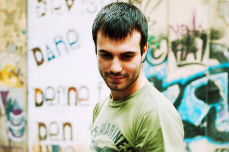 Πριν ανέβει στη σκηνή του «Ρυθμός Stage» ο Στέλιος Δάβαρης μιλά στο in.gr